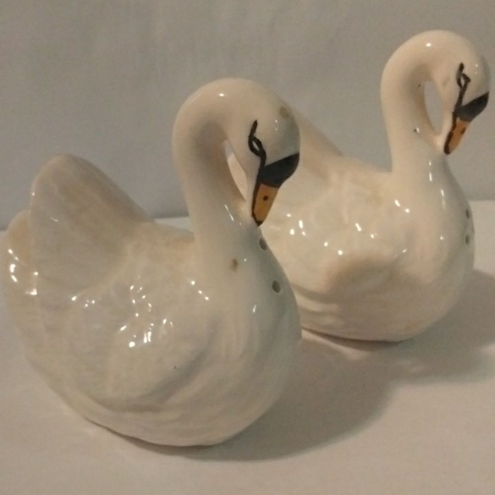 Vintage Pair of swan Sal and pepper shakers not heavy gorgeous swan figurine